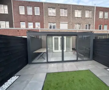 Moderne tuinrenovatie met bestrating, groen en strakke afwerking